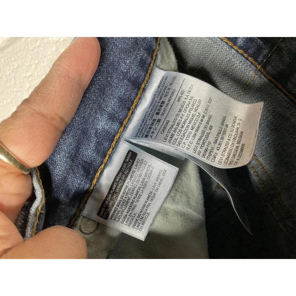 < Levi’s Cut Off Distressed Hem Denim Shorts > - Picture 3 of 5